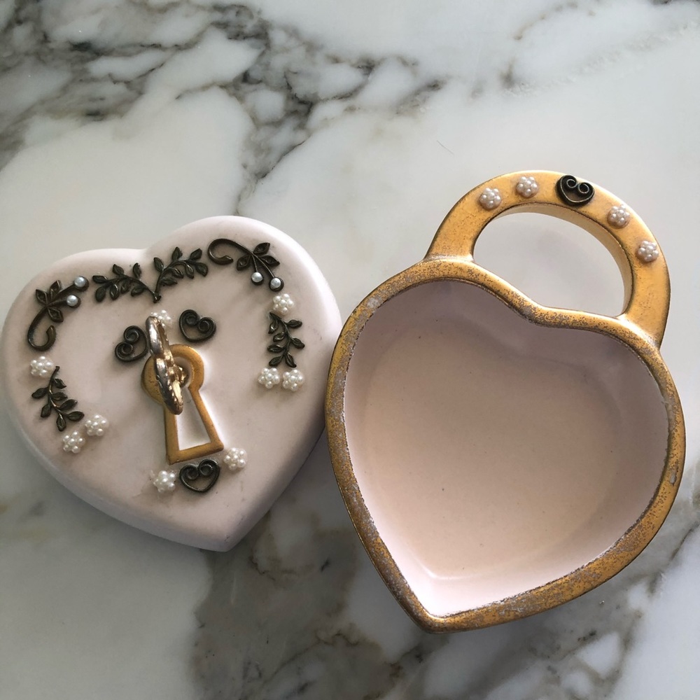 Vintage Gold and Cream Heart Lock Decor - Picture 2 of 6